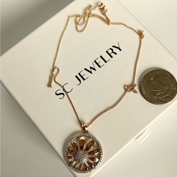 LAST ONE🔥 Flower Necklace | 18k Gold Plated | Luxury Jewelry - Picture 5 of 12